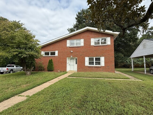 Bright & Spacious Home in the City - Bright & Spacious Home in the City