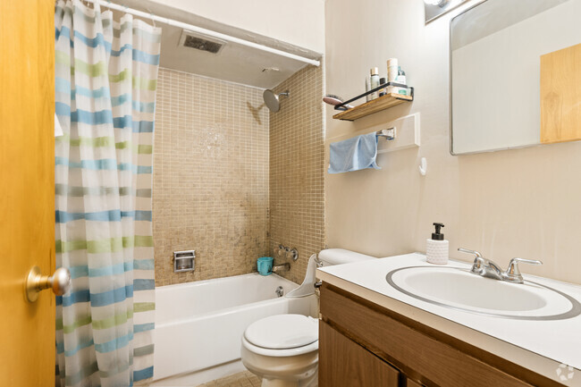 1BR, 1BA - 500SF - Bathroom