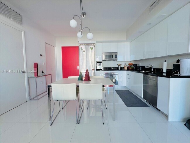 Photo - 92 SW 3rd St Unidad 2112