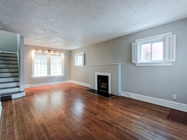 Building Photo - Beautiful Renovated 3 Bedroom, 1.5 Bathroom Colonial in Cleveland Heights, OH!