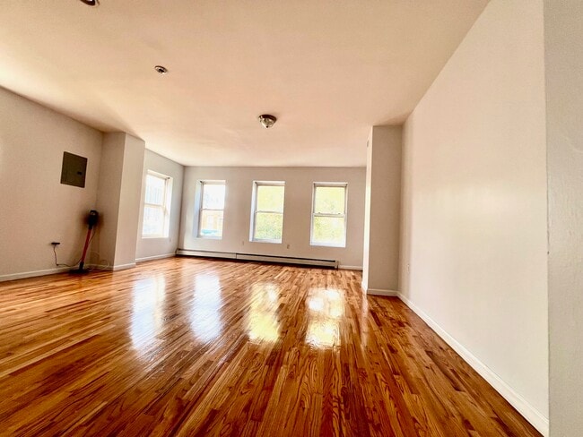 Building Photo - 2408 Beverley Rd Unit #2