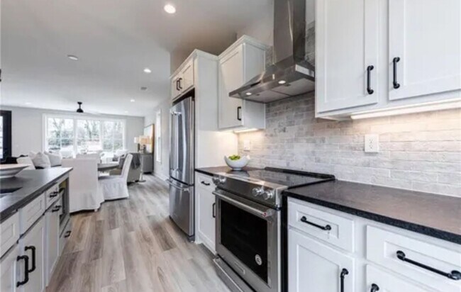 Photo - 585 King Arnold St