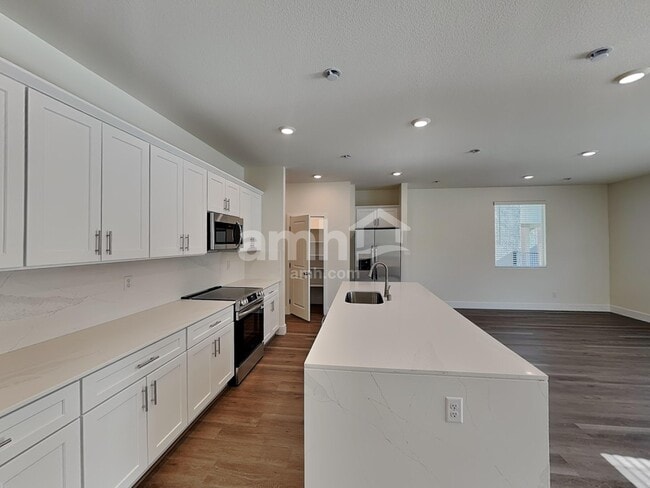 Photo - 10337 Bee Balm St