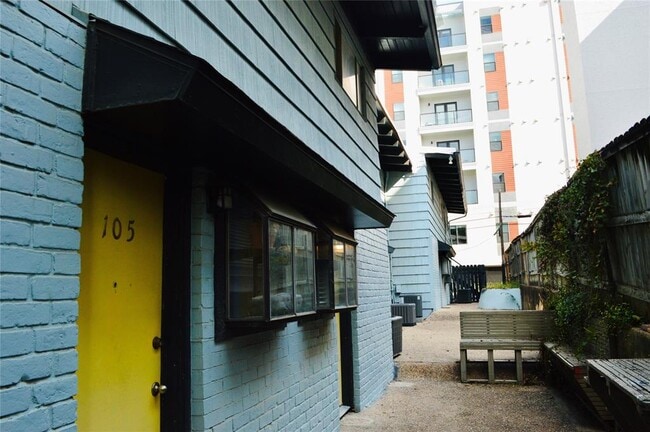 Photo - 2413 Leon St Unidad 105