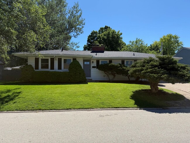 Building Photo - Charming 2 BR house in quiet Normal neighborhood