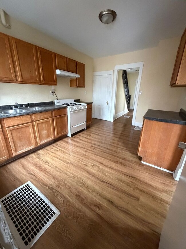 Building Photo - Home Available for Rent