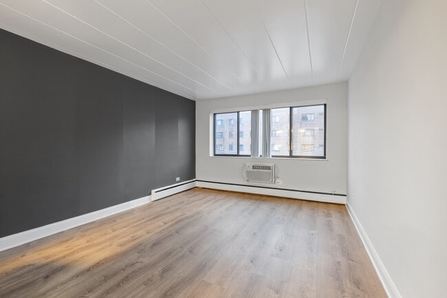 Building Photo - 6012 N Kenmore Ave Rental
