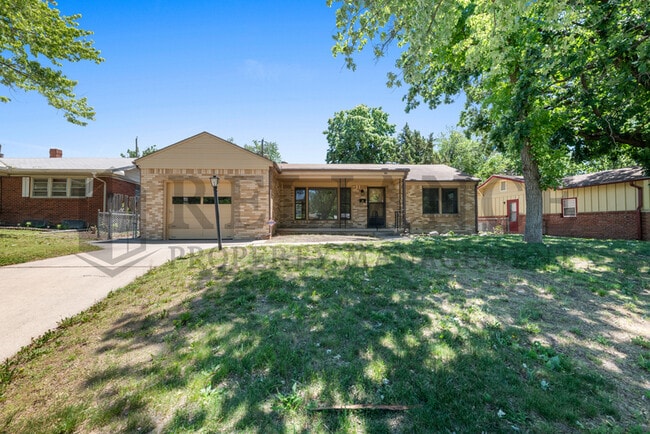 Building Photo - 860 Fabrique St