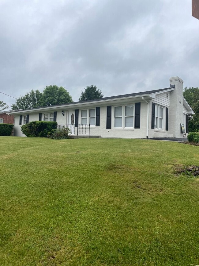 Building Photo - 4 BR 3 BA house on corner lot