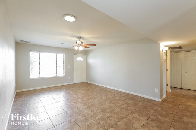 Photo - 425 E Julie Dr