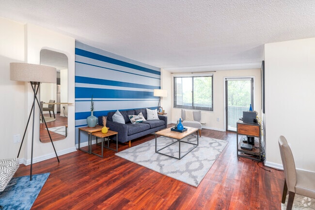 1BR, 1BA – 721SF - Livingroom