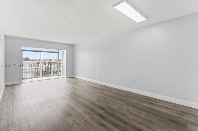 Photo - 1855 W 60th St Unidad 311