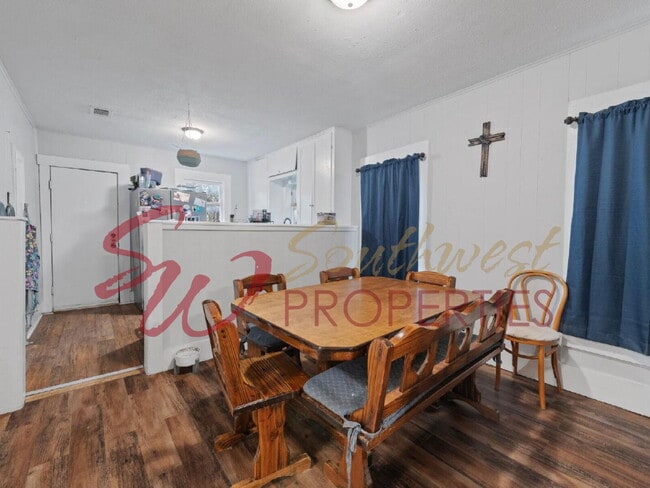 Photo - Cozy 2 bedroom on corner lot with privacy fenced backyard