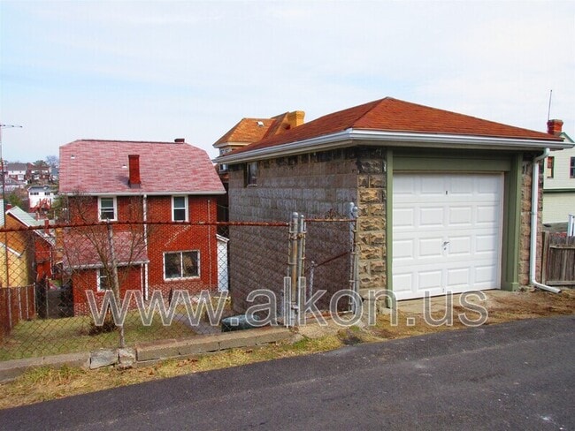 Photo - 818 Woodbourne Ave