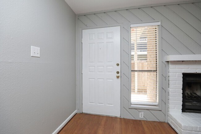 Photo - For Lease | 2 Bed, 2 Bath | 925 Sq Ft | Lakecrest Community |