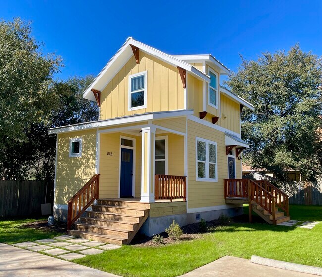 Rear house 212-B - 212 Wilson St Unit B