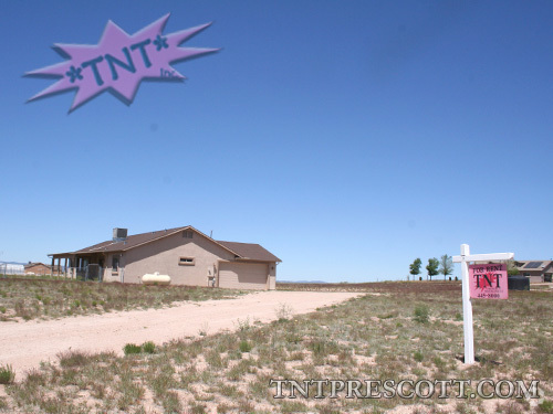 Building Photo - Home in Paulden on Acreage