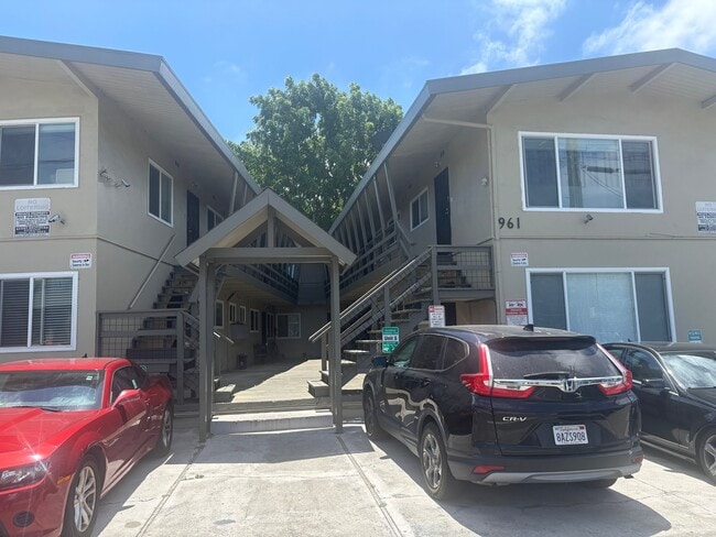 Building Photo - 961 Yerba Buena Ave