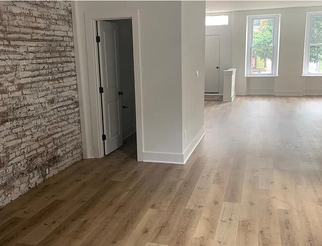 Photo - 2124 E Somerset St