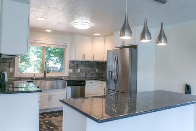 Photo - 4 bedroom 3 bath house for rent- Great location in Milwaukie, OR!