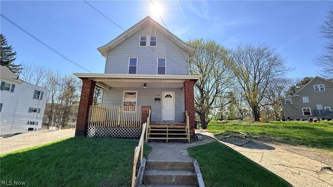 Photo - 1432 League St