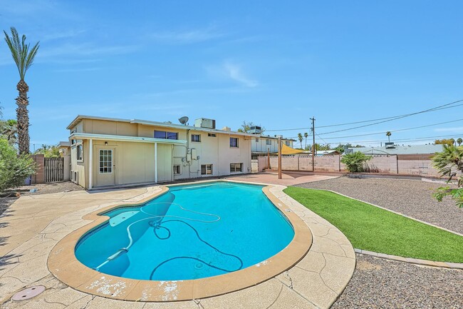 5 Bedroom, 3 Bath Home with a Pool near ASU. - 5 Bedroom, 3 Bath Home with a Pool near ASU.