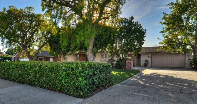 Building Photo - Centrally located in the heart of Orange