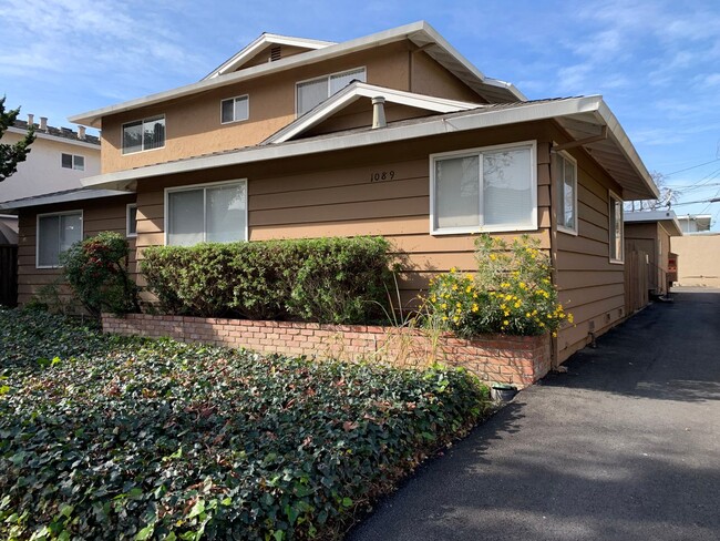 Building Photo - 1089 Oakmont Dr Unit 3