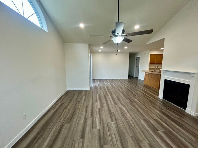 938-940 Boardwalk Ave. NE