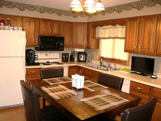 Photo - 4 BEDROOM, 2 BATH HOME IN EAST SIOUX FALLS! DOUBLE ATTACHED GARAGE! FENCED IN BACKYARD!