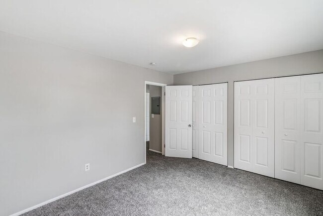 *Beautiful Apartment in Park Like Setting* Updated Shaker Cabinets and Appliances HEAT included