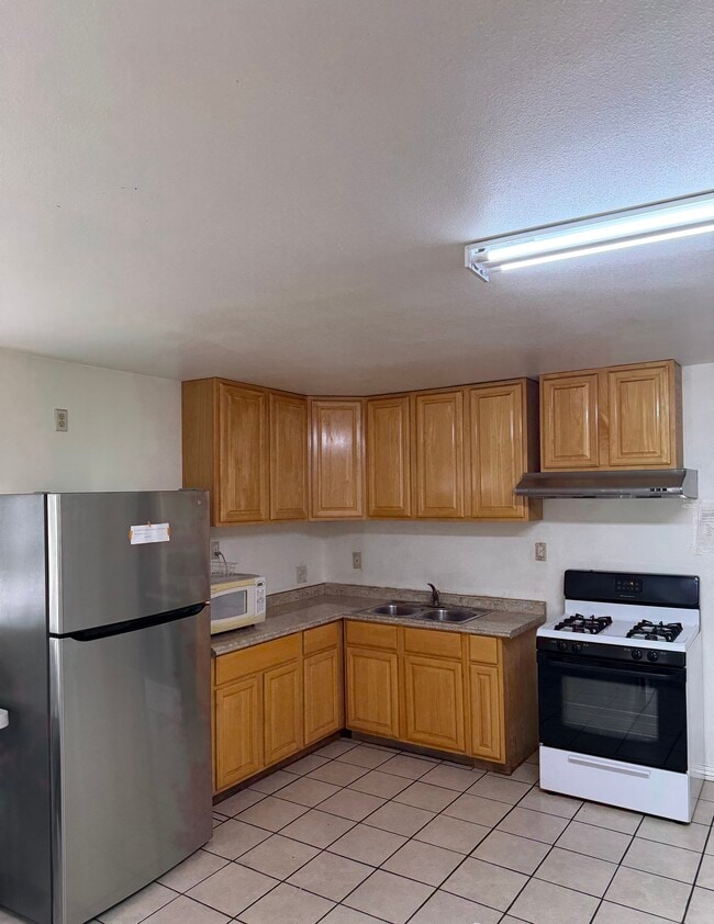 2425 1/2 Gates St Unidad Single Bedroom for Rent