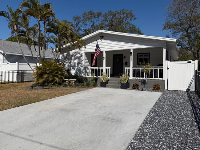 Building Photo - 611 16th Ave S