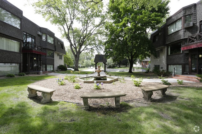 Courtyard - Diamond Lake Properties