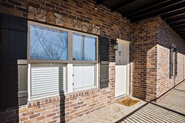 Building Photo - Plainsview Condo | 2 Bed 2 Bath Unit 307