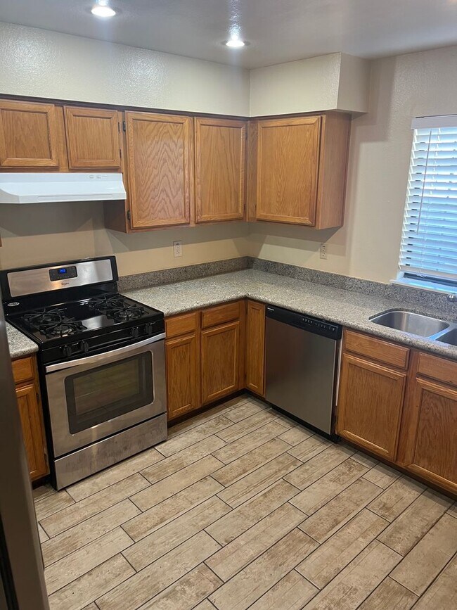 Photo - 3 Bedroom 1.5 Bathroom  Near  East Lake Me...
