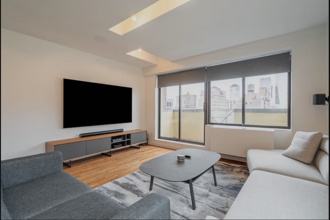 Building Photo - 240 W 21st St Unit 1W