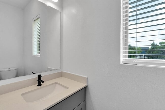 Building Photo - 1521 Bernard St Rental