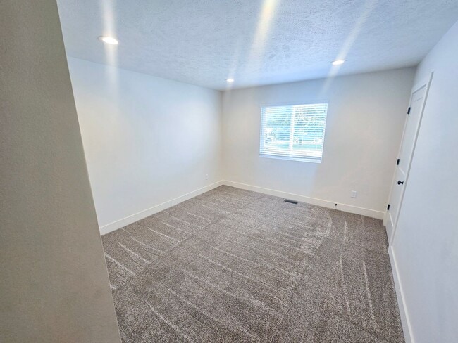 Building Photo - 308 E 13th St Unit 2