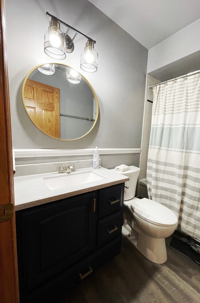 Full bath with Jetted Tub - 1105 E Ardyce Ln Apartments Unit 1