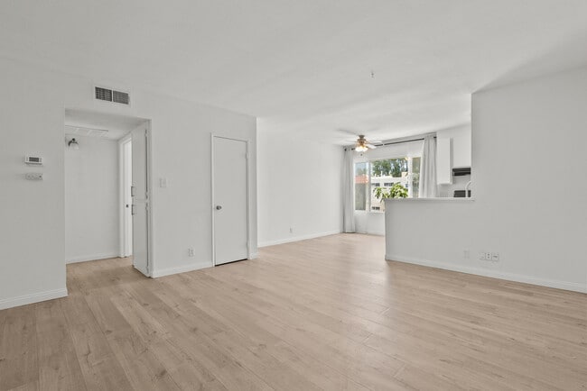 Building Photo - 21000 Parthenia St Rental