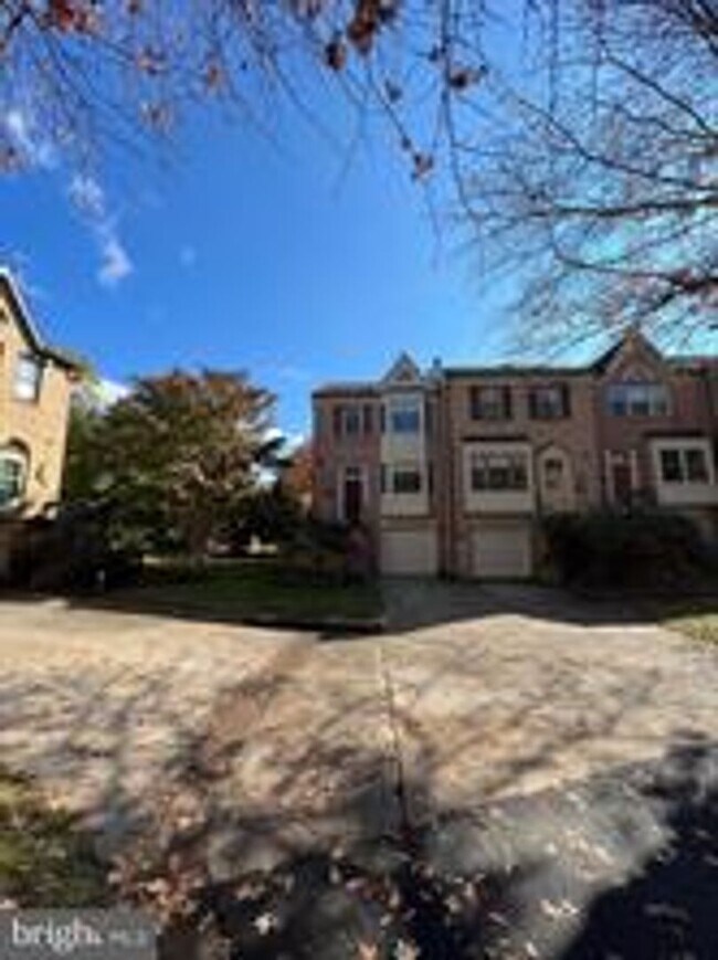Photo - BEAUTIFUL END UNIT TH NEAR DOWNTOWN ROCKVILLE