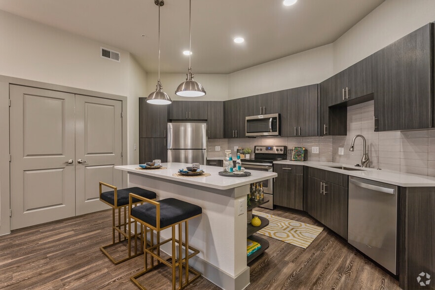 2BR, 2BA - 1086 SF - B2 - Kitchen