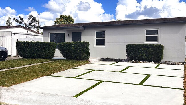 Photo - 721 N 68th Ter