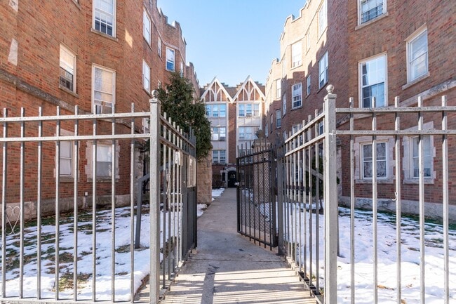 Photo - 7418 N Damen Ave