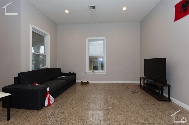 Building Photo - Awesome Student Friendly 6 Bed Rental
