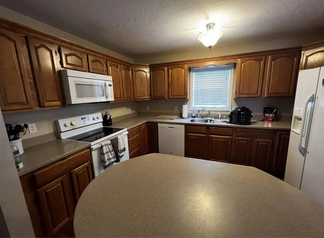 Photo - 225 Charger Ln