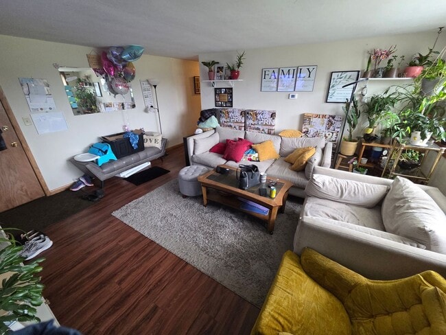 Photo - Available August 6! - 2 Bed 1 Bath Apartment Unit 3