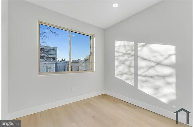 Building Photo - 1229 W Hilton St