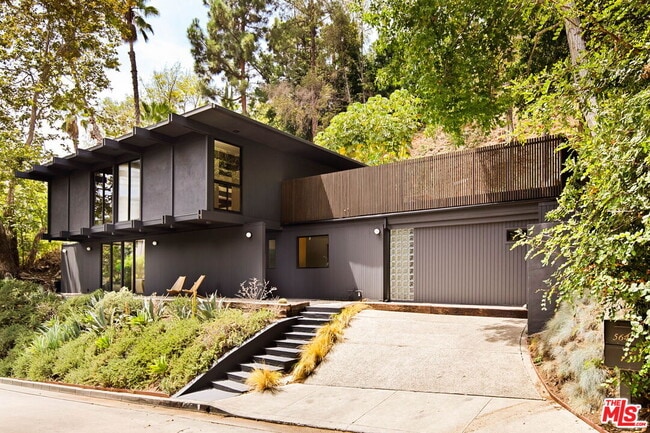 5649 Valley Oak Dr